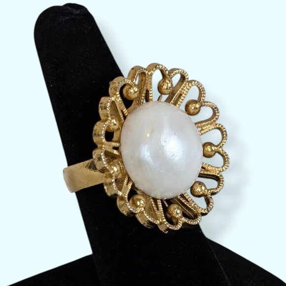 V. Uncas Bakelite Cabochon Floral Ring - Picture 2 of 8